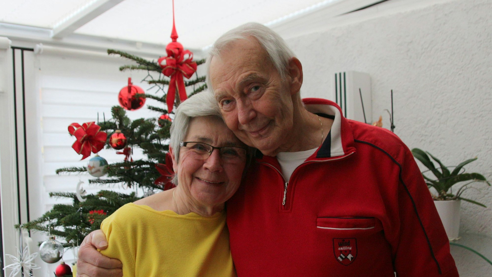 Ein Mann nimmt seine Frau in den Arm.