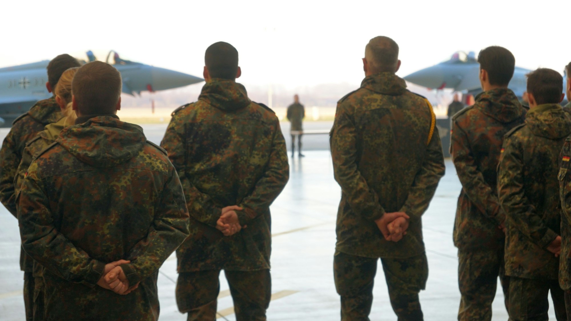 Soldaten des Taktischen Luftwaffengeschwaders vor zwei Eurofightern.