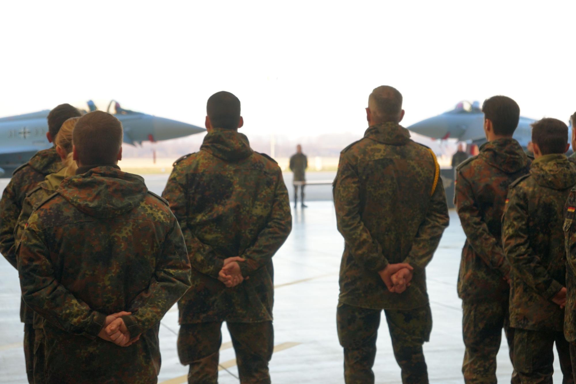Dieses Jahr stehen für die Soldaten des Boelcke-Geschwaders, die hier vor ihren Flugzeugen stehen, einige Großübungen an.