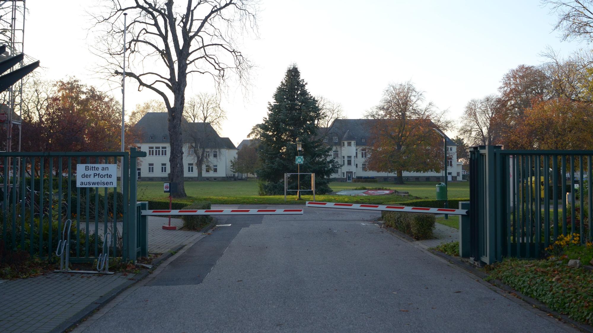 Blick auf die JVA Euskirchen durch die Schranke hindurch.