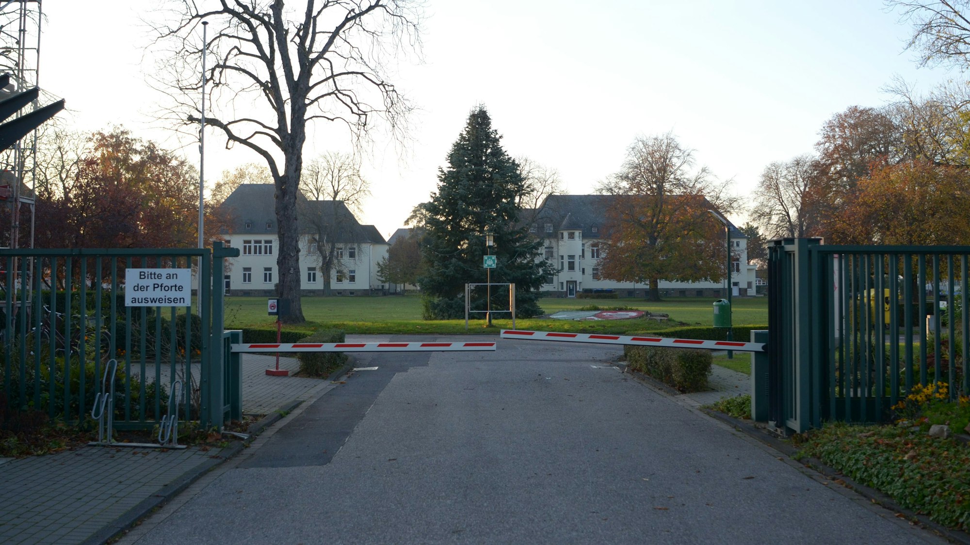 Blick auf die JVA Euskirchen durch die Schranke hindurch.
