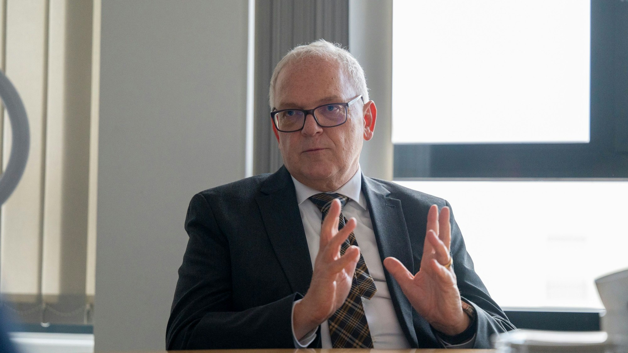Johannes Hermanns sitzt an einem Tisch.