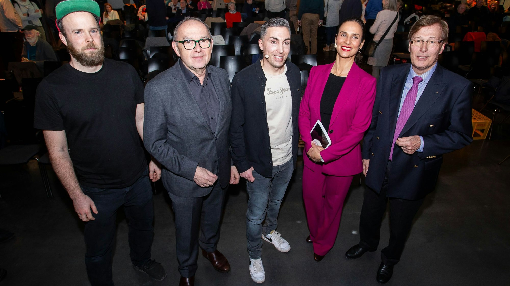 Das Foto zeigt Buchautor Massimo Bognanni den Rapper Quichotte alias Jonas Klee, die Ex-Minister Norbert Walter-Borjans und Peter Biesenbach sowie die Journalistin.Maja Weber.