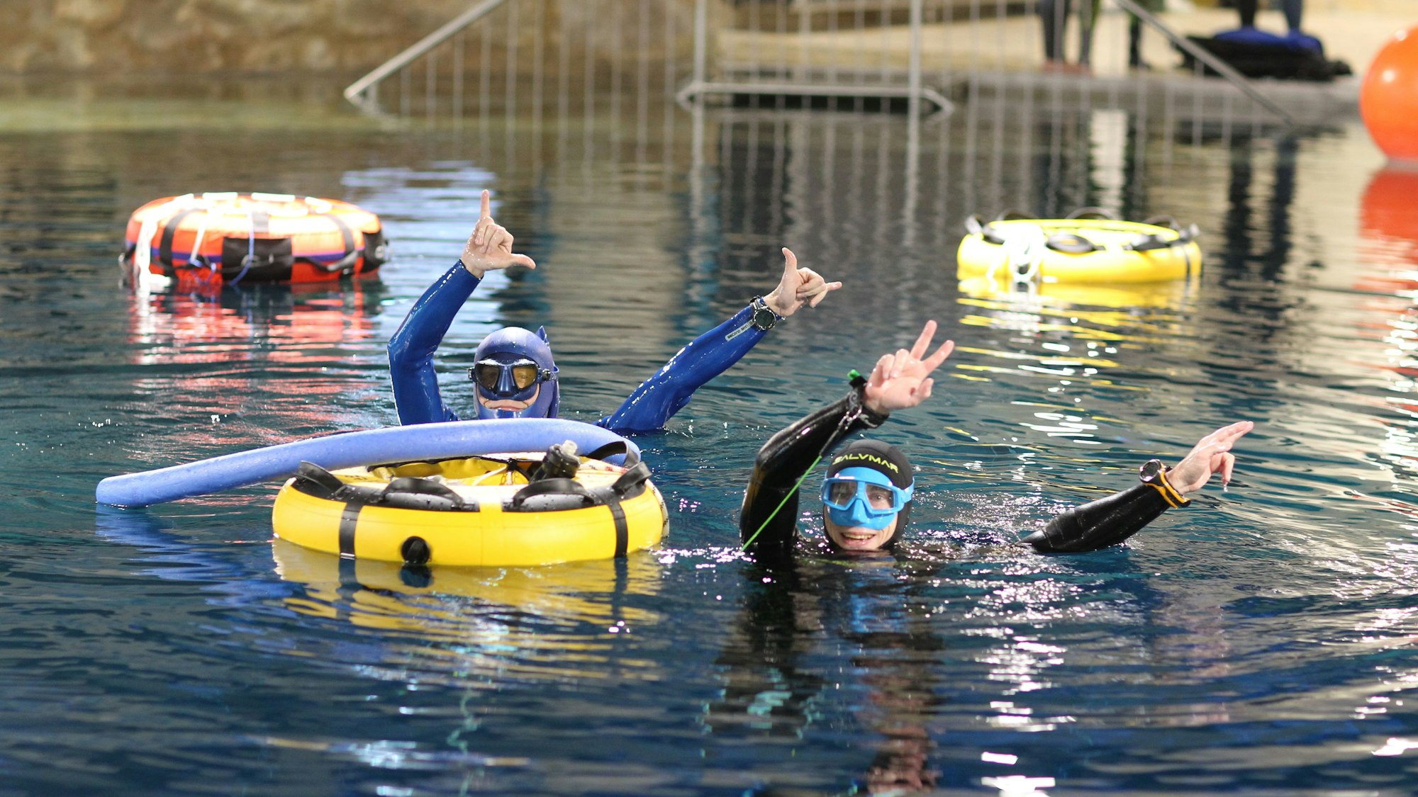 96 Tauchgänge sind geschafft. Daniel Weißhoff (rechts) freut sich mit seinem Fußball-Lieblingsverein.