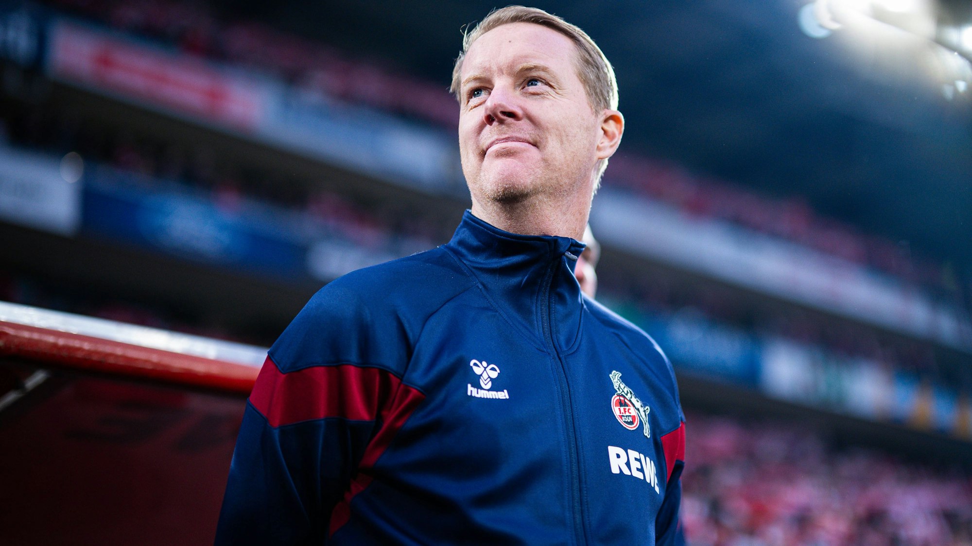 Kölns Trainer Timo Schultz erstmals an der Seitenlinie im Rhein-Energie-Stadion.