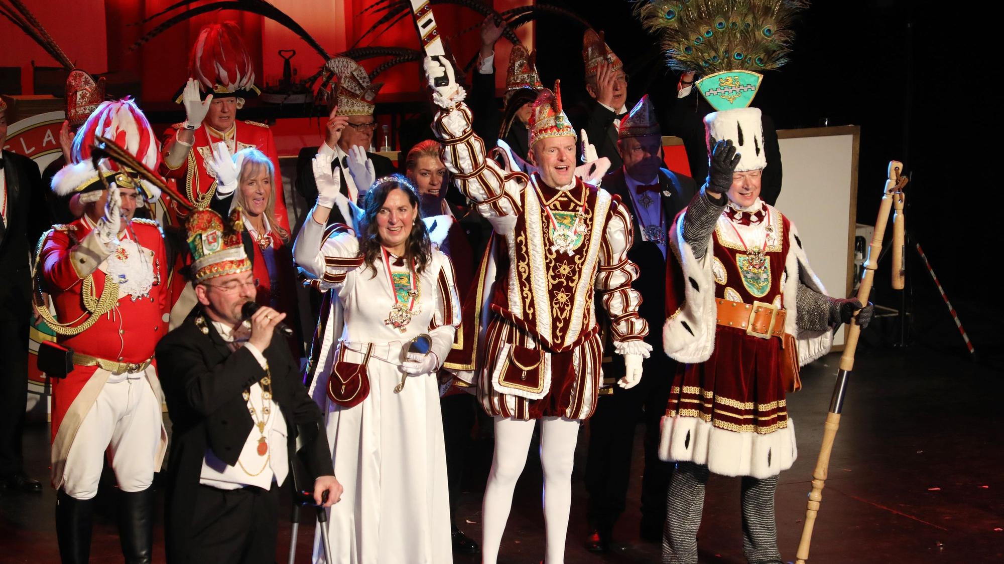 Das Bergisch Gladbacher Dreigestirn steht bei seiner Proklamation auf der Bühne.