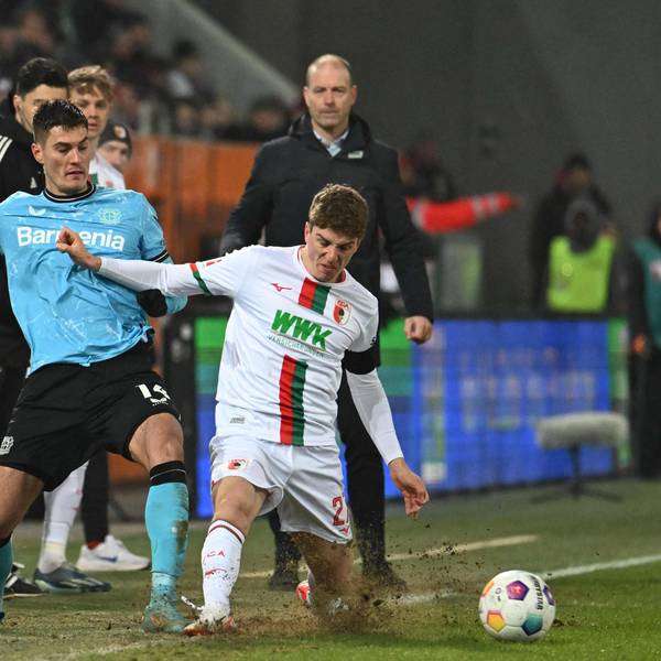 Leverkusens Patrik Schick und Augsburgs Arne Engels.