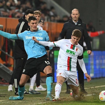 Leverkusens Patrik Schick und Augsburgs Arne Engels.