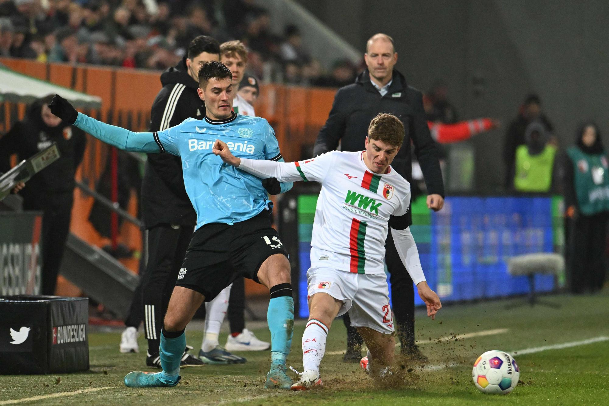 Leverkusens Patrik Schick und Augsburgs Arne Engels.