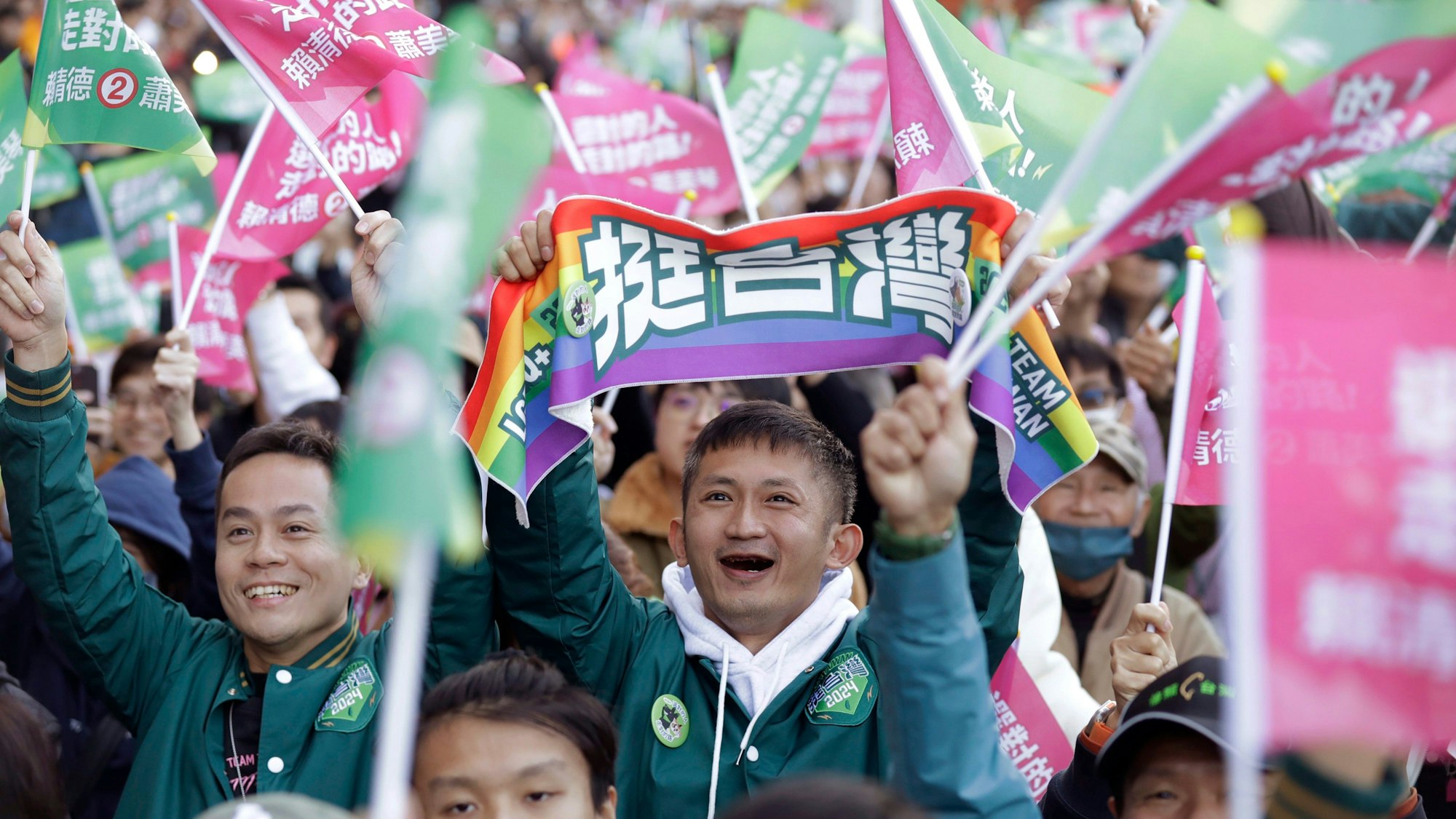 Anhänger des Präsidentschaftskandidaten der Demokratischen Fortschrittspartei, Lai Ching-te, jubeln über die Wahlergebnisse.