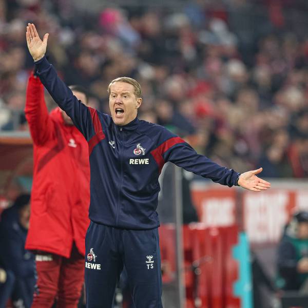 FC-Trainer Timo Schultz gestikuliert an der Seitenlinie im Rhein-Energie-Stadion.