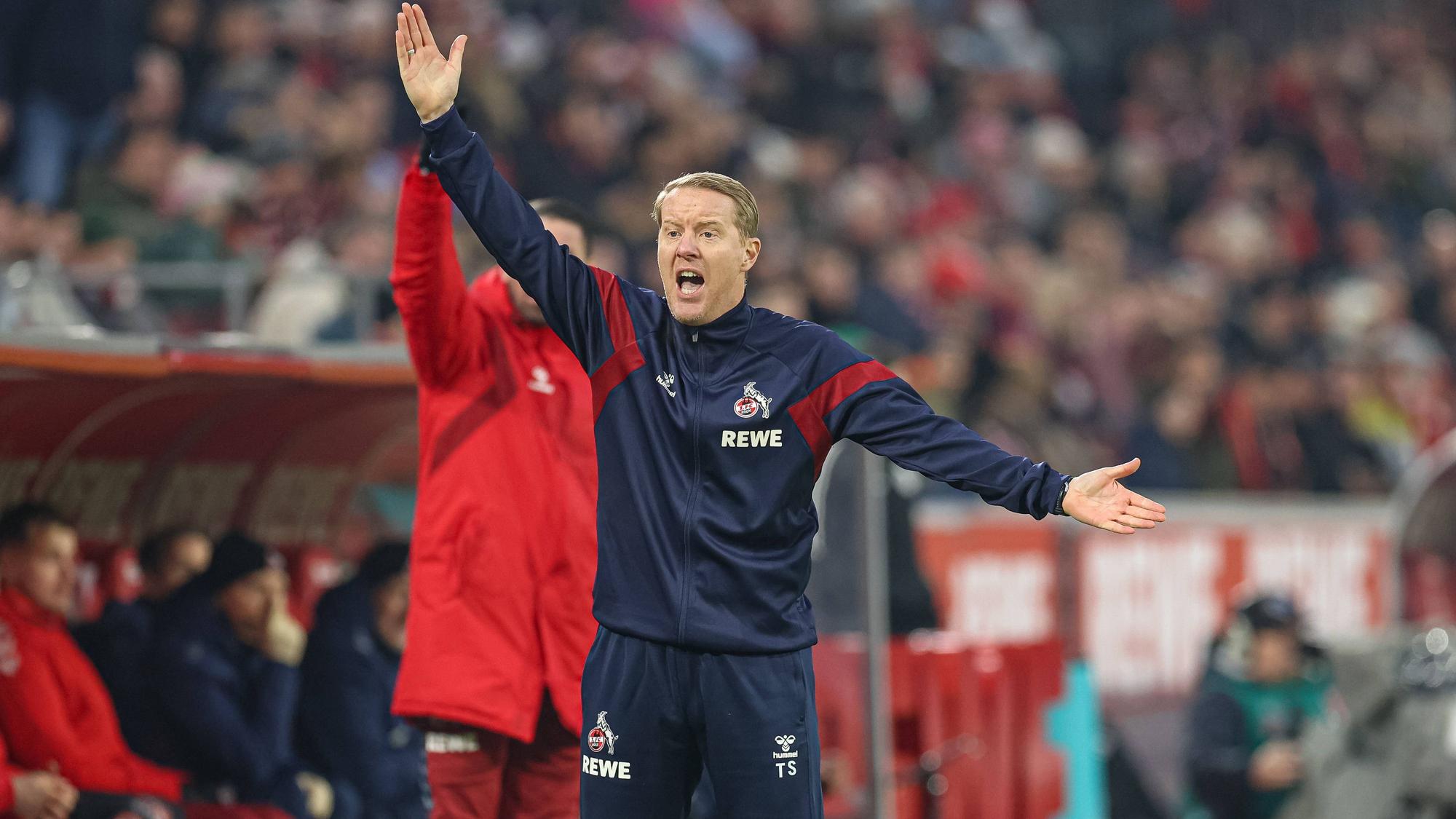FC-Trainer Timo Schultz gestikuliert an der Seitenlinie im Rhein-Energie-Stadion.