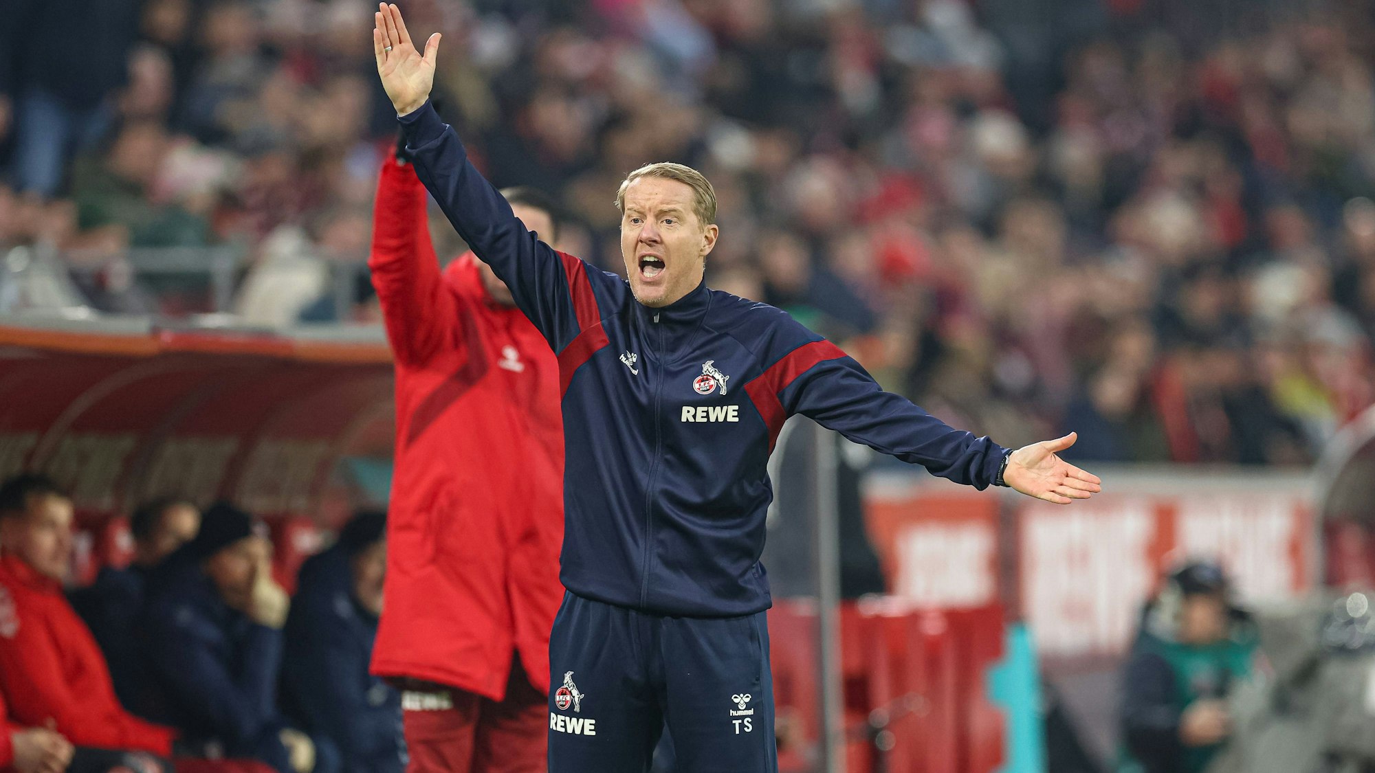 FC-Trainer Timo Schultz gestikuliert an der Seitenlinie im Rhein-Energie-Stadion.