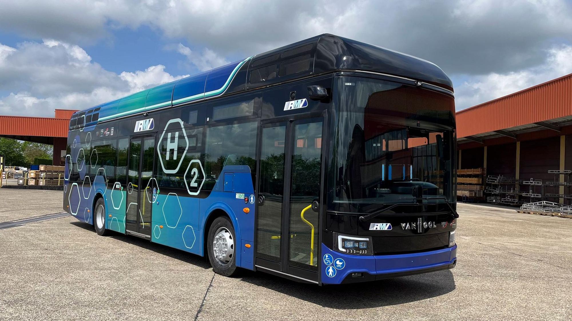 Auf dem Foto ist ein mit Wasserstoff angetriebener Bus des belgischen Hersteller Van Hool zu sehen.
