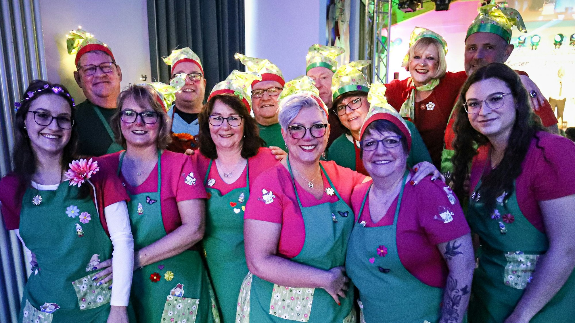 17 Menschen im Gartenzwerg-Kostüm