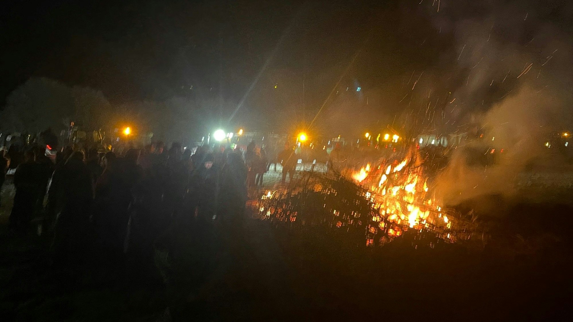 Hunderte demonstrieren einem großen Mahnfeuer bei Blankenheim.