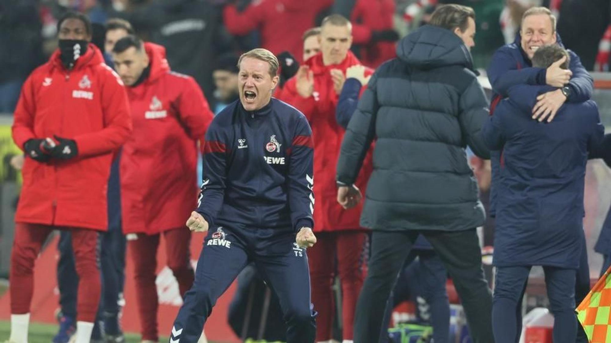 FC-Trainer Timo Schultz jubelt im Stadion nach dem 1:0.