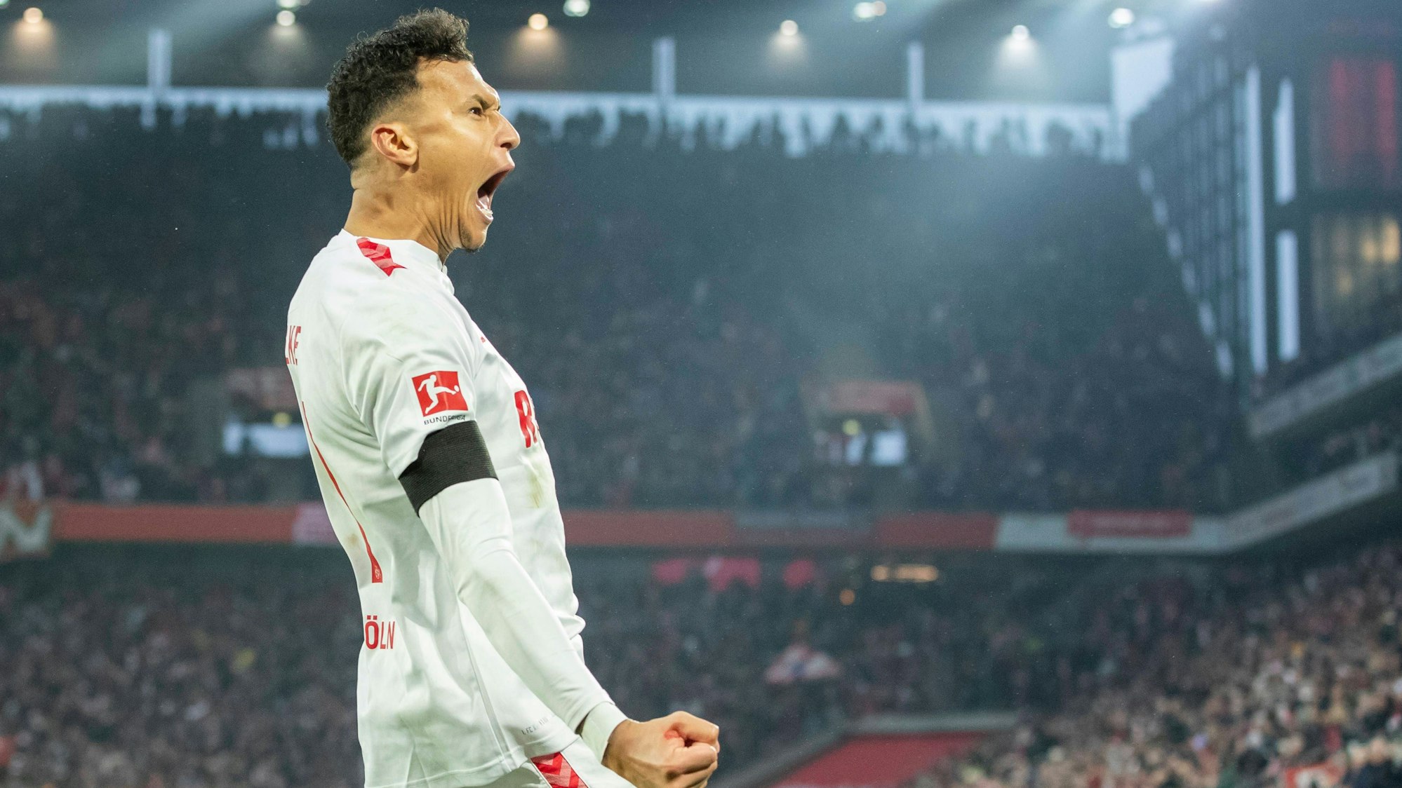 Davie Selke jubelt nach seinem Treffer zum 1:0 gegen Heidenheim.