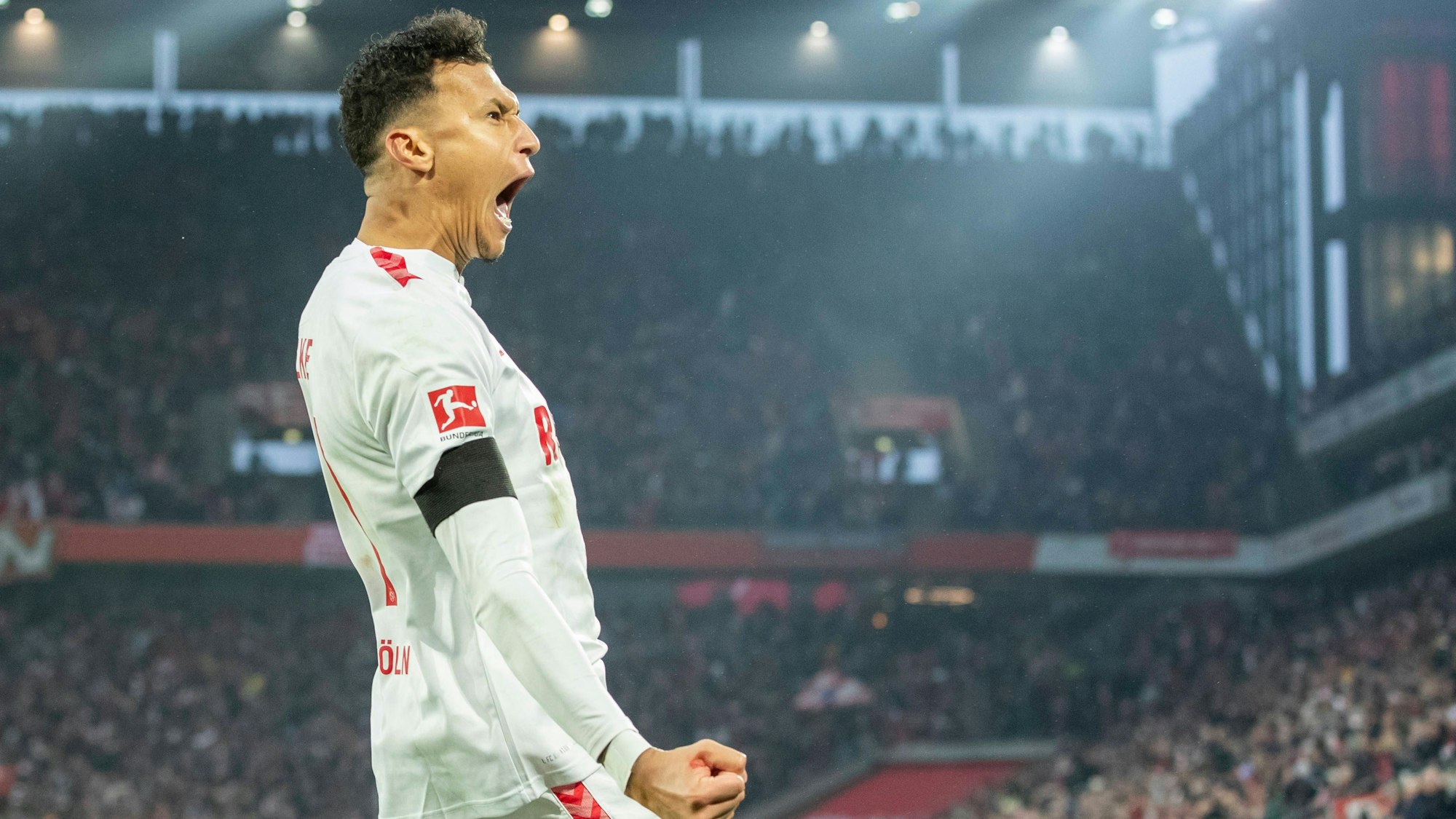 Davie Selke jubelt nach seinem Treffer zum 1:0 gegen Heidenheim.