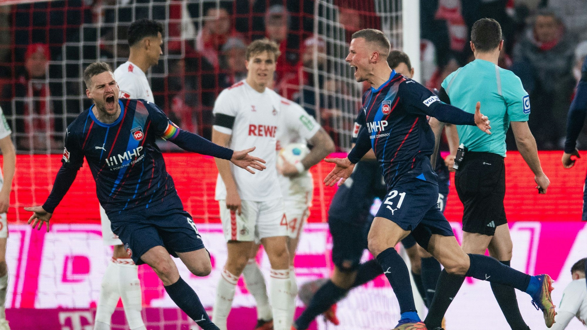 Heidenheims Torschütze Adrian Beck (r) jubelt nach seinem Treffer zum 1:1 Ausgleich.