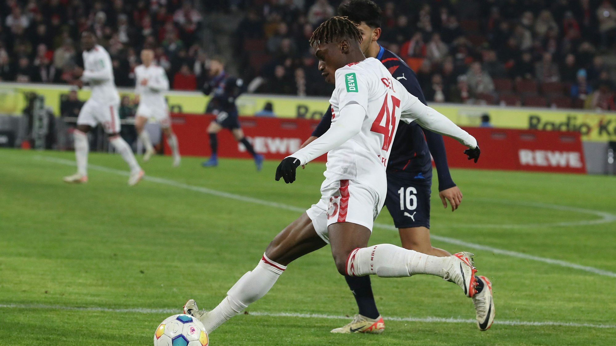 Justin Diehl gegen Heidenheim am Ball.