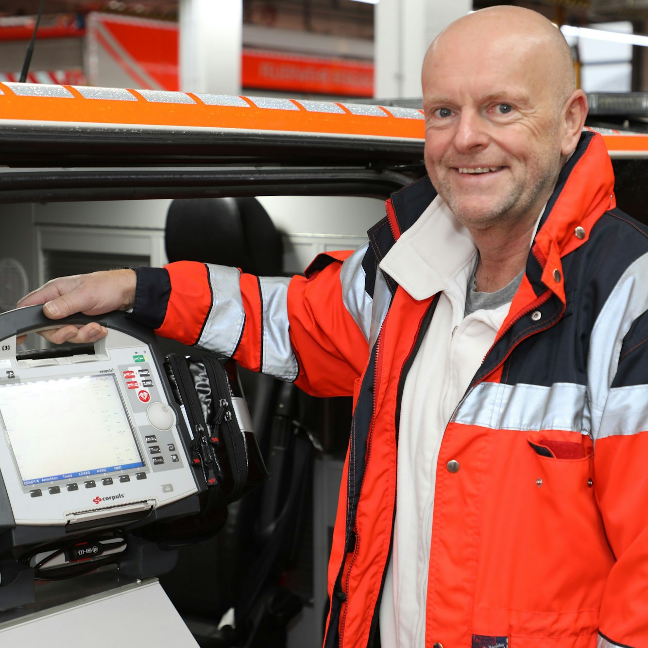 Andreas Kaldenbach steht an einem medizinischen Gerät in einem Notarzteinsatzfahrzeug.