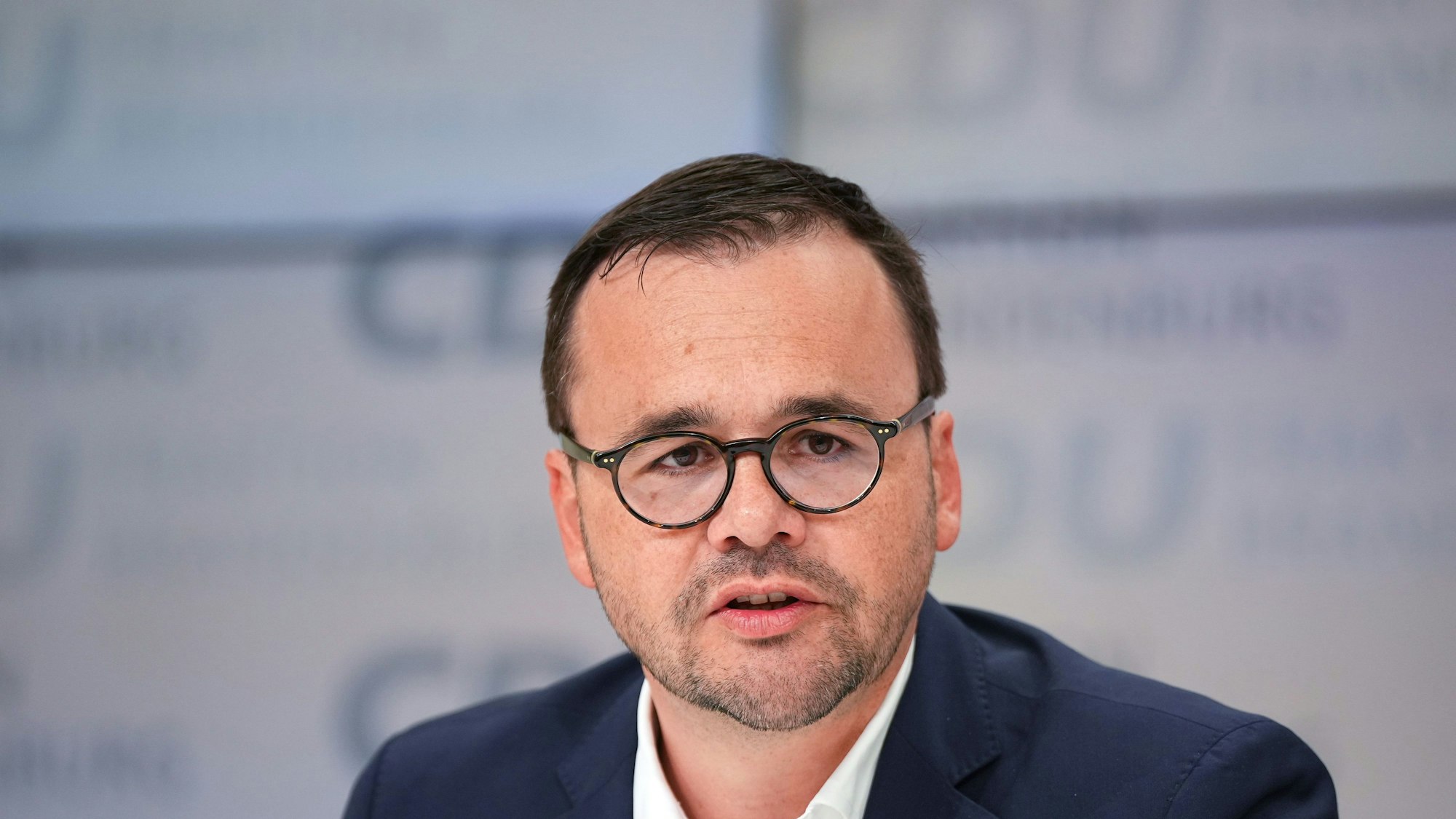 ARCHIV - 07.11.2023, Brandenburg, Potsdam: Jan Redmann, Brandenburger CDU-Fraktionsvorsitzender, spricht während einer Pressekonferenz im Brandenburger Landtag. (dpa zu "CDU-Fraktionschef: Land muss Bauern beim Agrardiesel helfen") Foto: Soeren Stache/dpa +++ dpa-Bildfunk +++