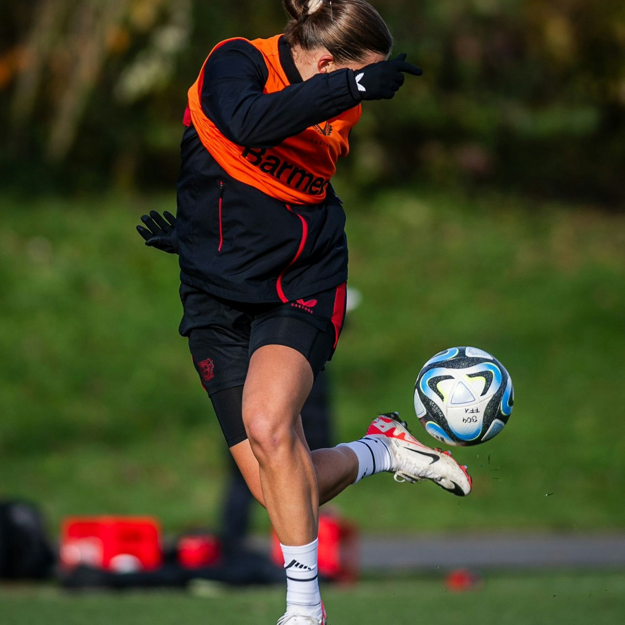 Fußballerin Julia Mickenhagen aus Wipperfürth beim Training.