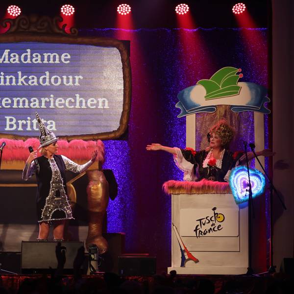 Ebasa, Mirja Boes und das Winkemariechen Britta stehen auf der Bühne.
