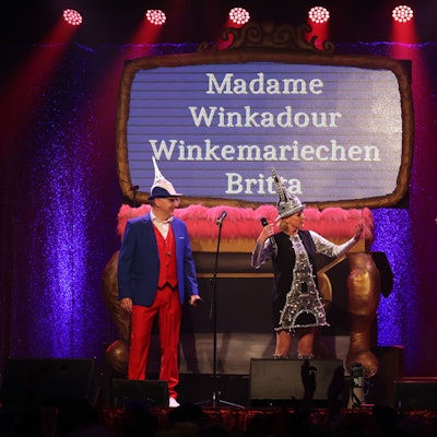 Ebasa, Mirja Boes und das Winkemariechen Britta stehen auf der Bühne.