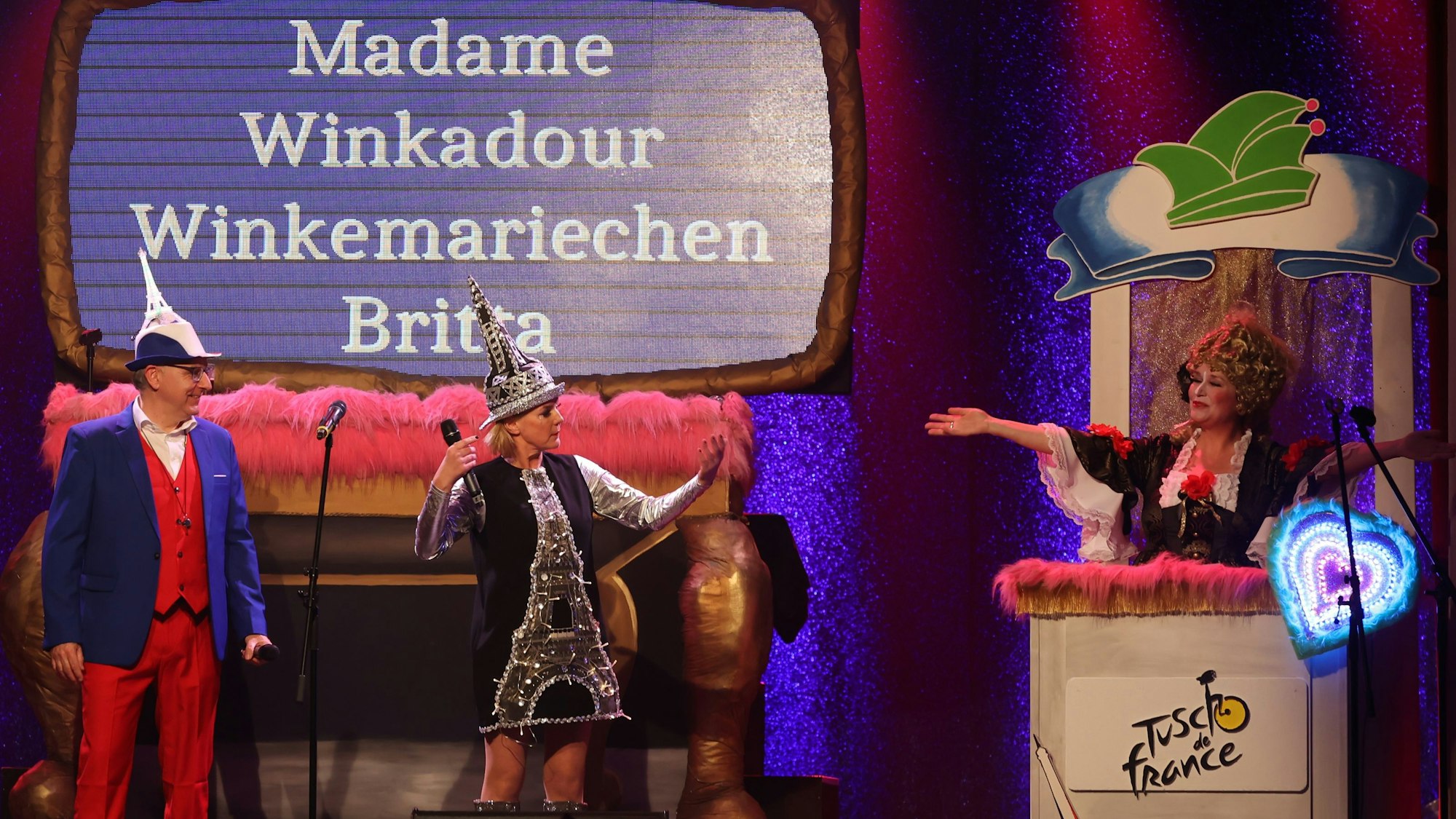 Ebasa, Mirja Boes und das Winkemariechen Britta stehen auf der Bühne.
