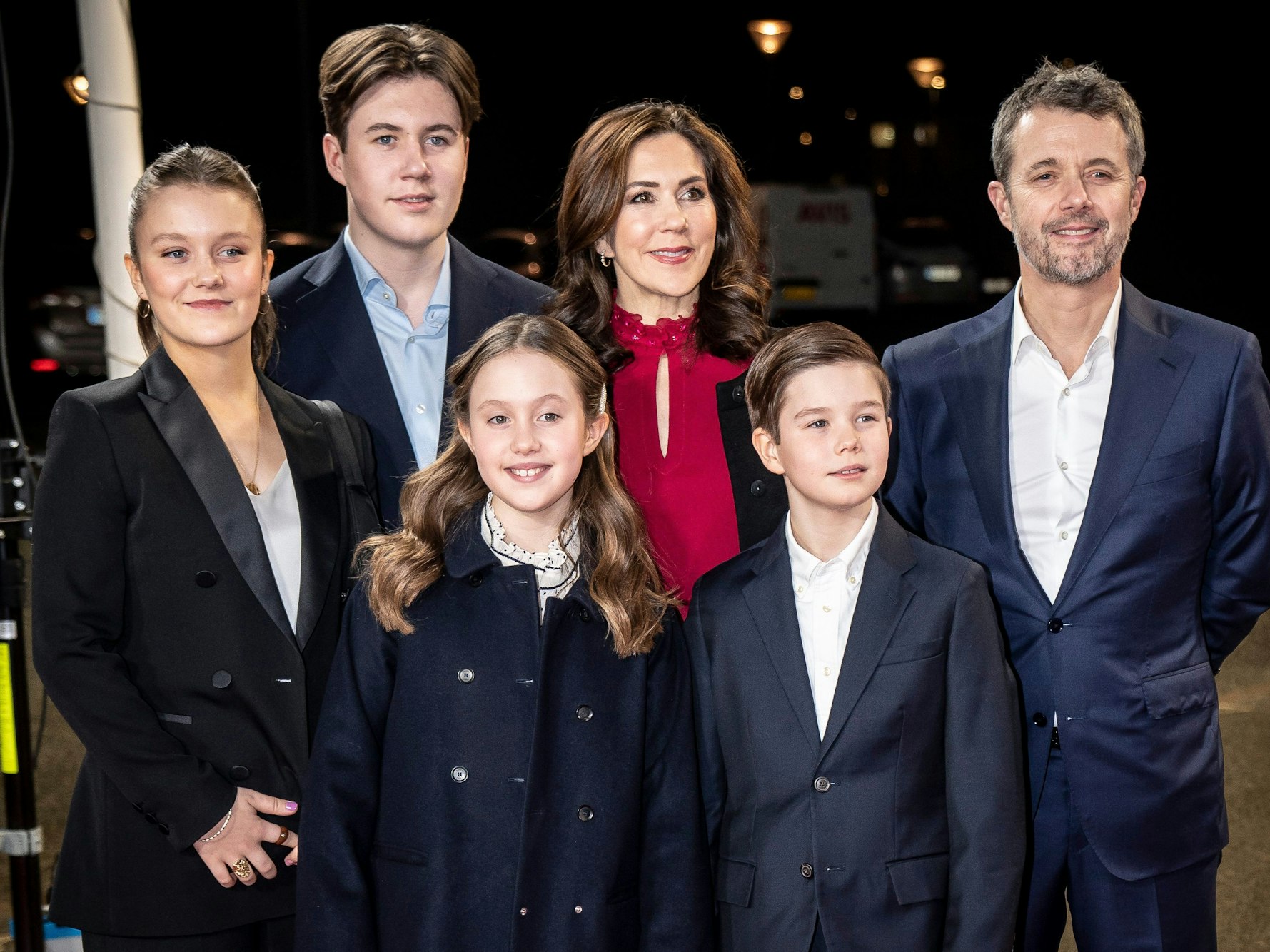 Kronprinz Frederik von Dänemark trifft mit Kronprinzessin Mary und den Kindern, Prinzessin Isabella (l-r), Prinz Christian, Prinzessin Josephine und Prinz Vincent zur Geburtstagsshow von TV2: „Mary 50 Jahre - Wir feiern Dänemarks Kronprinzessin“ ein.
