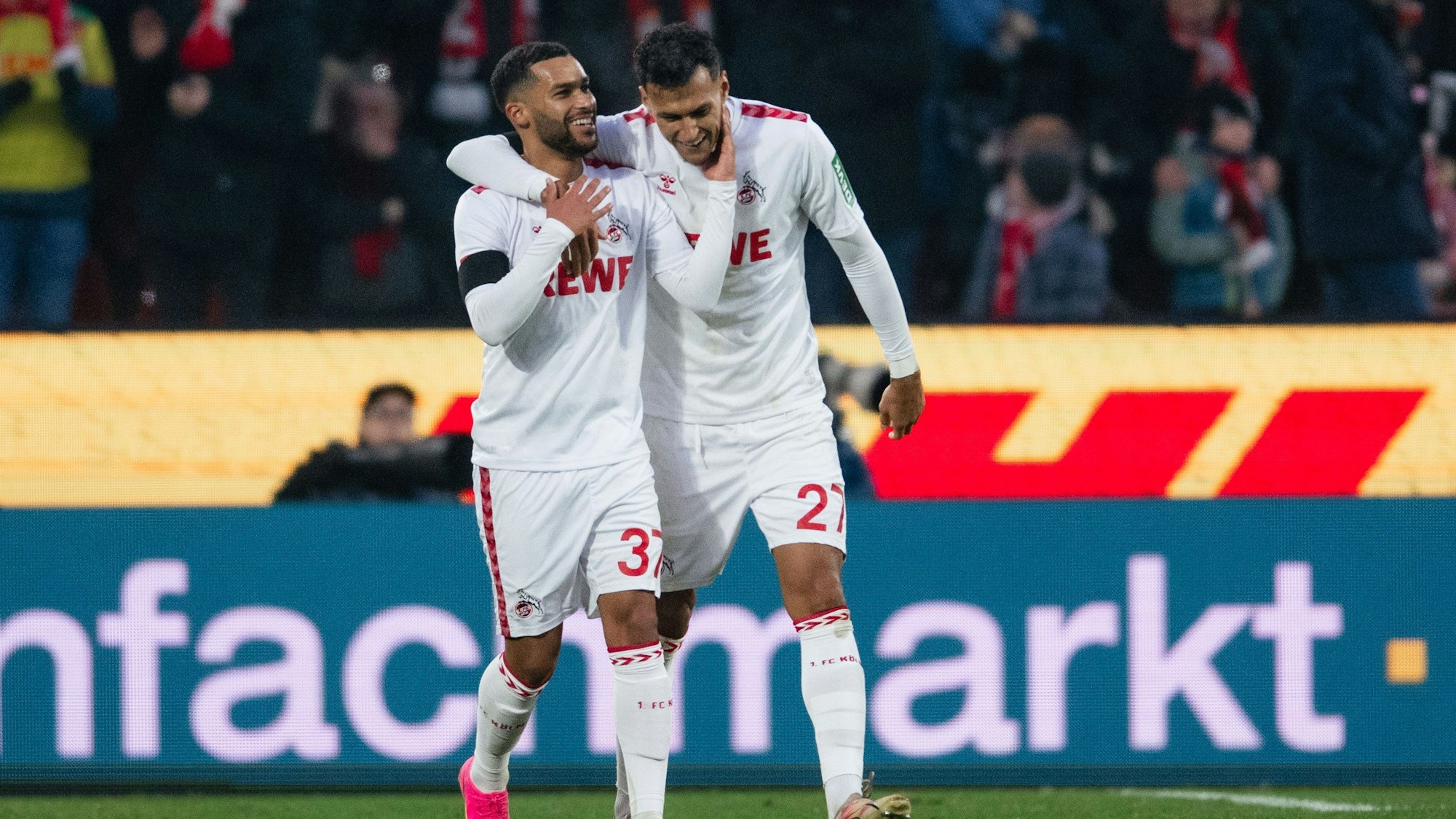Kölns Linton Maina (l) und Torschütze Davie Selke jubeln nach dem Treffer zur 1:0 Führung.