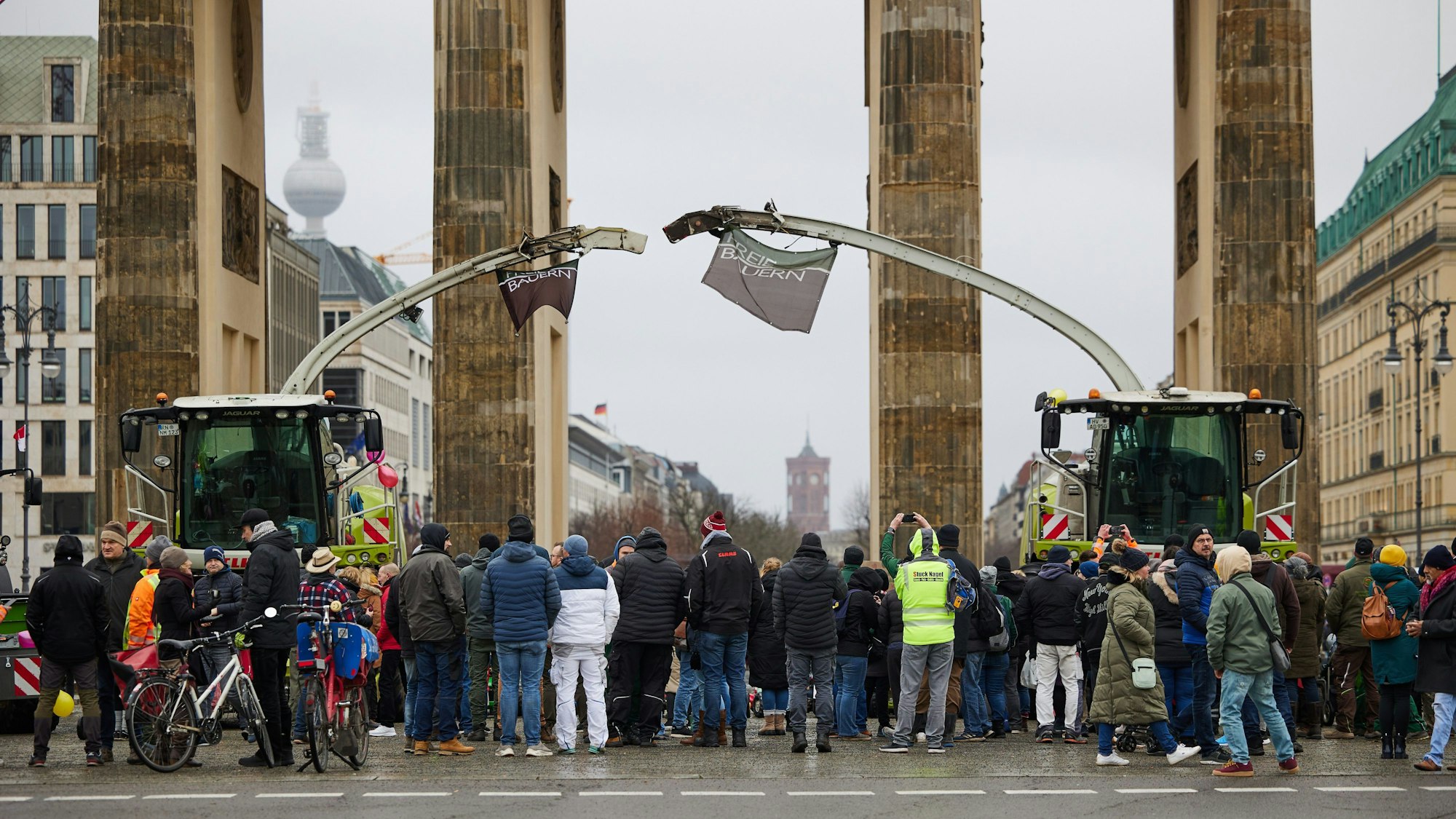 13.01.2024, Berlin: Landwirte stehen mit ihren Erntemaschinen und Traktoren vor dem Brandenburger Tor. Viele Landwirte haben sich bereits auf den Weg nach Berlin gemacht, um bei der Groß-Demonstration gegen den geplanten Stopp der Agrardiesel-Subvention am kommenden Montag zu demonstrieren. Foto: Jörg Carstensen/dpa +++ dpa-Bildfunk +++