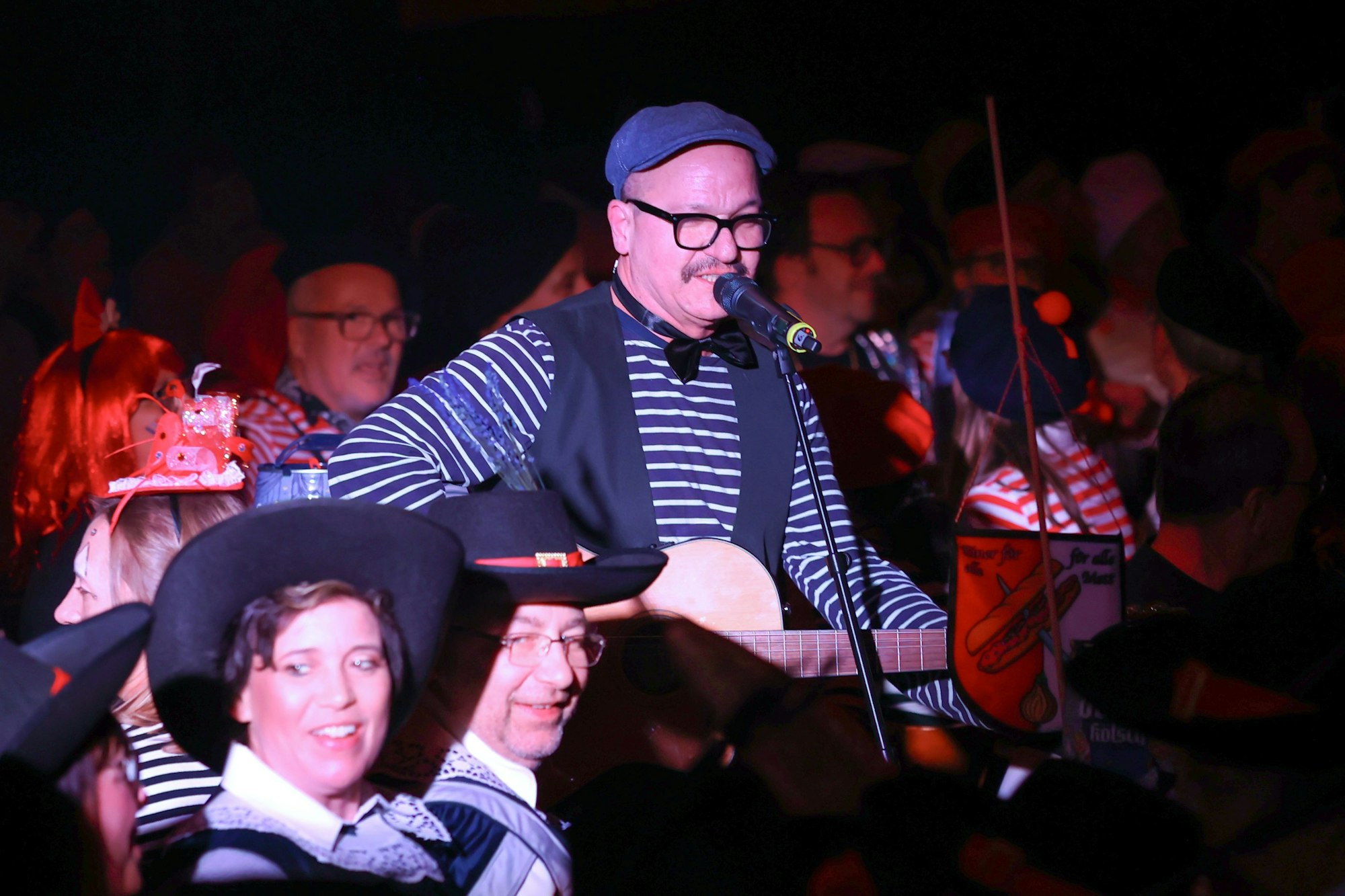 Udo Schild spielt Gitarre und singt im Publikum.