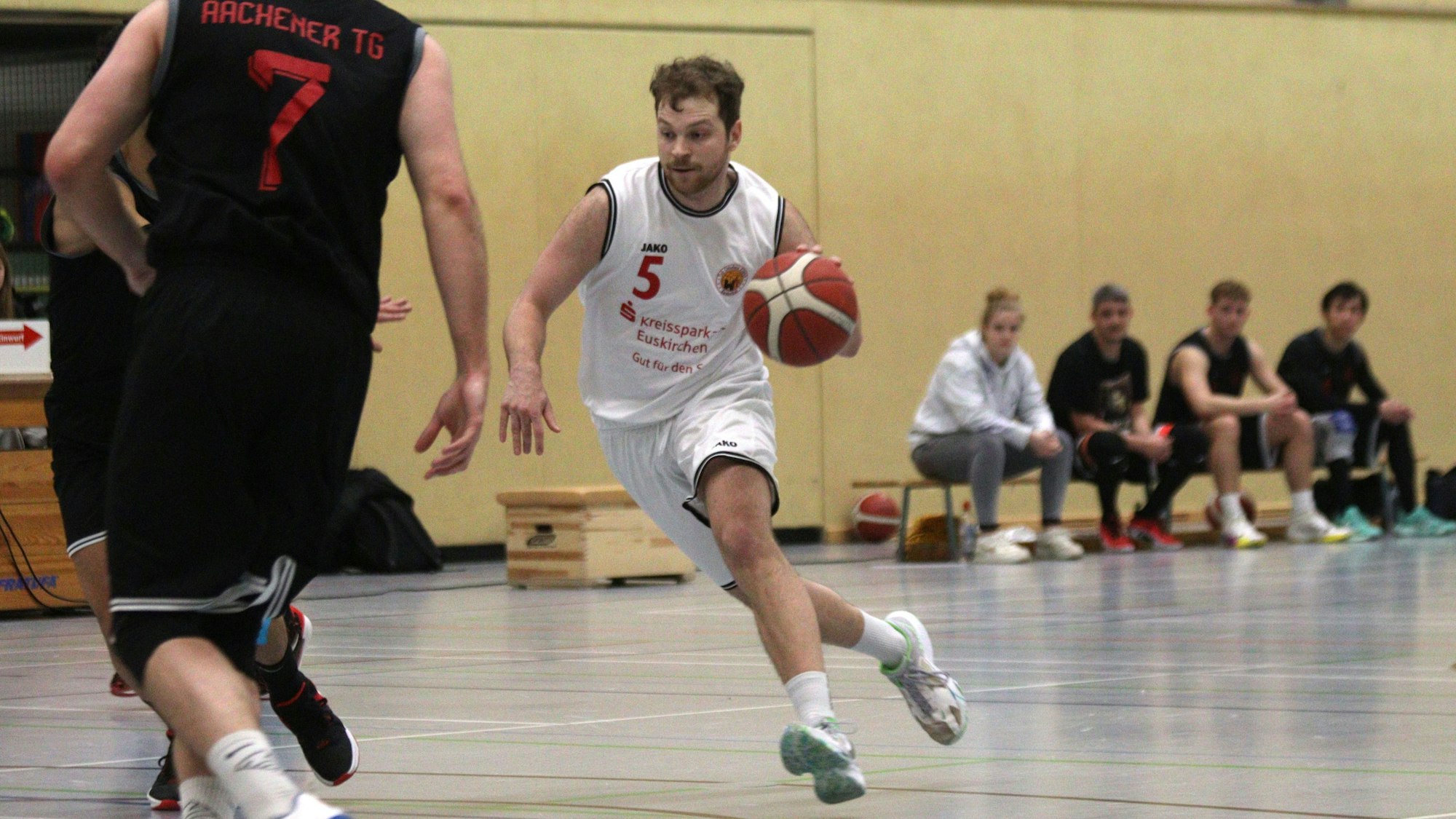 Philipp Greuel dribbelt auf einen Gegenspieler aus Aachen zu.