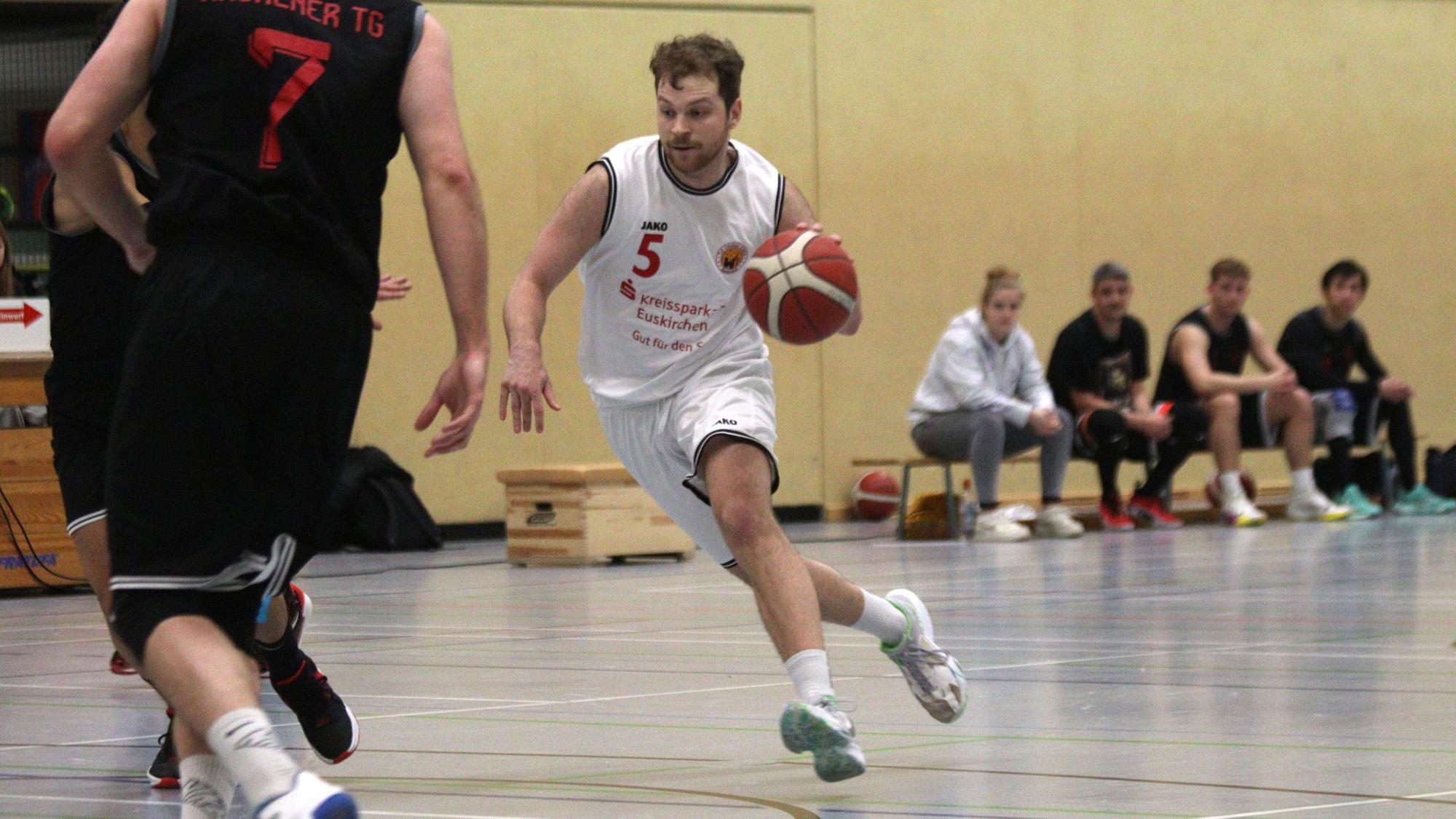 Philipp Greuel läuft mit Ball Richtung gegnerische Hälfte.