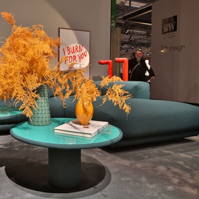 14.01.2024
Köln:
imm
Internationale Möbelmesse
COR Sitzmöbel
Beistelltisch mit gepolsterten Stoff /Leder passend zum Sofa
Foto: Martina Goyert