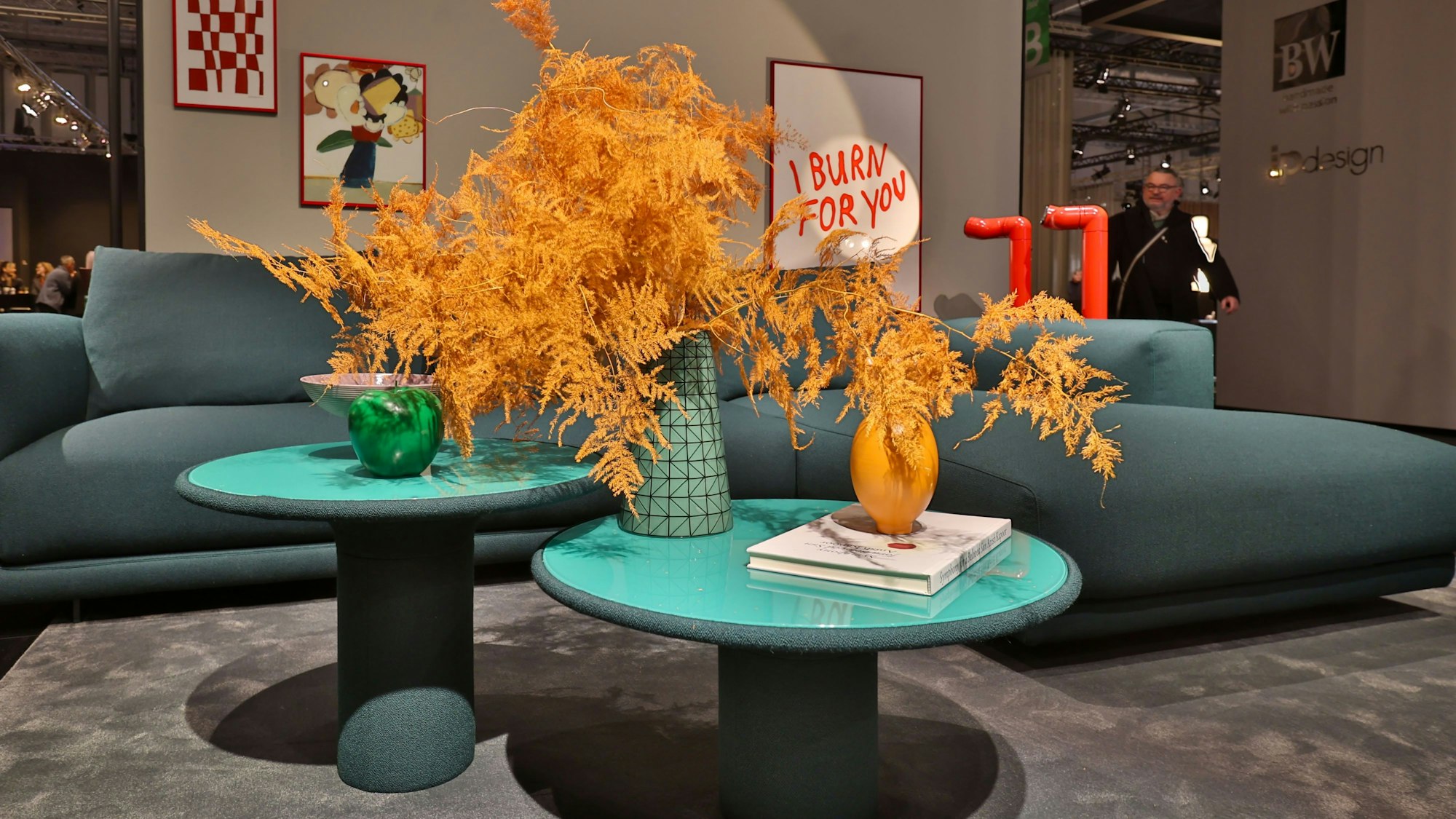 14.01.2024
Köln:
imm
Internationale Möbelmesse
COR Sitzmöbel
Beistelltisch mit gepolsterten Stoff /Leder passend zum Sofa
Foto: Martina Goyert