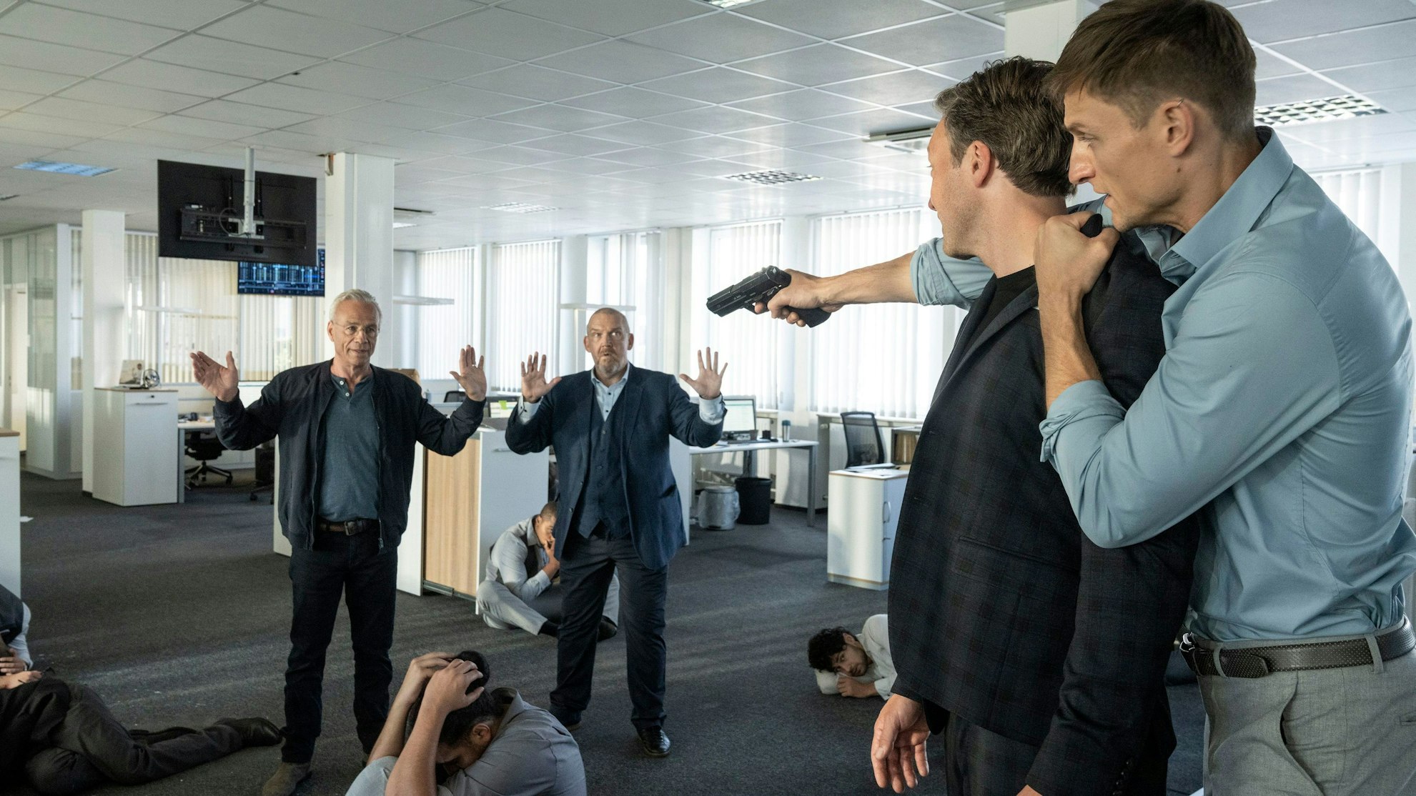 Max Ballauf (Klaus J. Behrendt, l.) und Freddy Schenk (Dietmar Bär) versuchen Robert Andersen (Oleg Tikhomirov) zur Aufgabe zu bewegen.