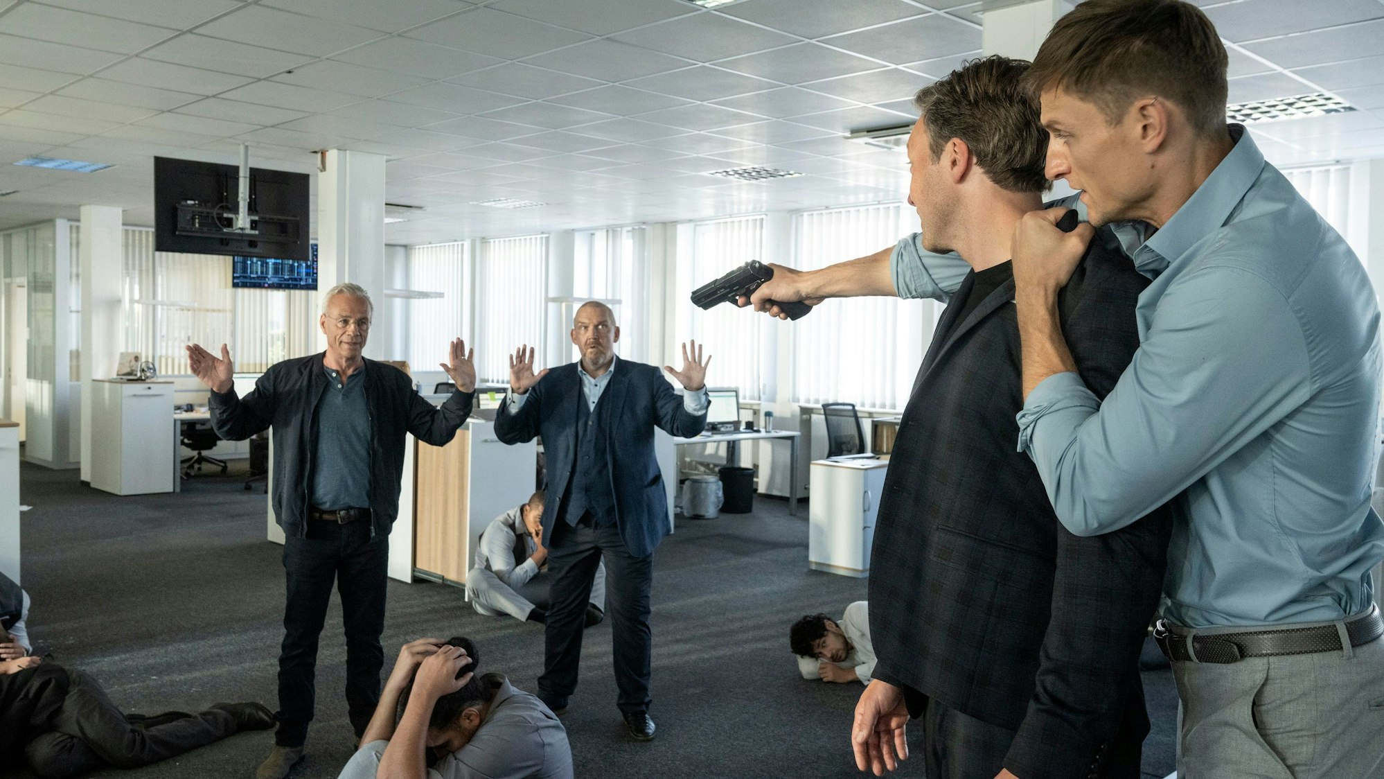 Max Ballauf (Klaus J. Behrendt, l.) und Freddy Schenk (Dietmar Bär) versuchen Robert Andersen (Oleg Tikhomirov) zur Aufgabe zu bewegen.