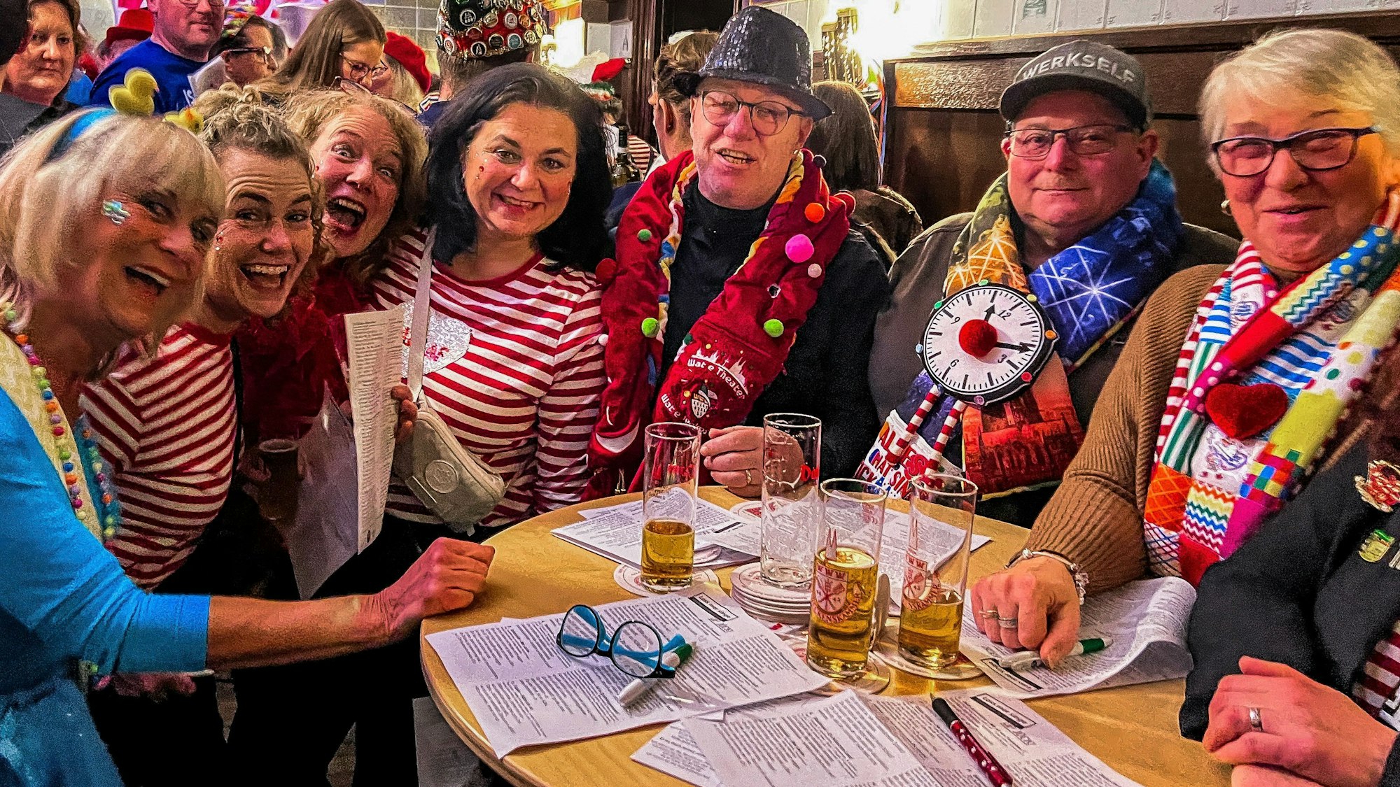 Karnevalsjecke im Brauhaus Schlebusch hatten die Qual der Wahl unter vielen Karnevalshits.