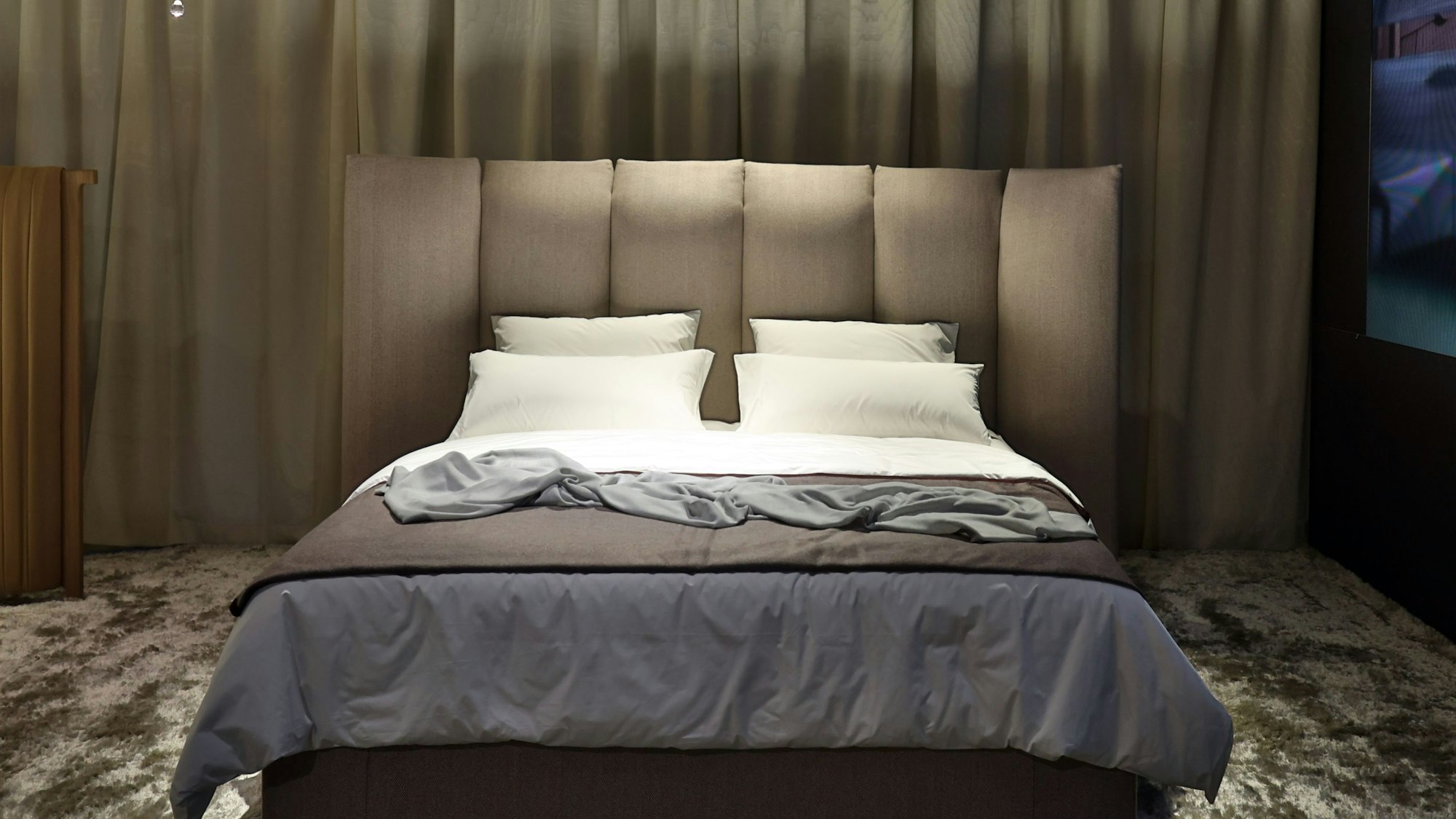 14.01.2024
Köln:
imm
Internationale Möbelmesse
Schramm
Polsterbett mit überstehenden Kopfteil
Foto: Martina Goyert