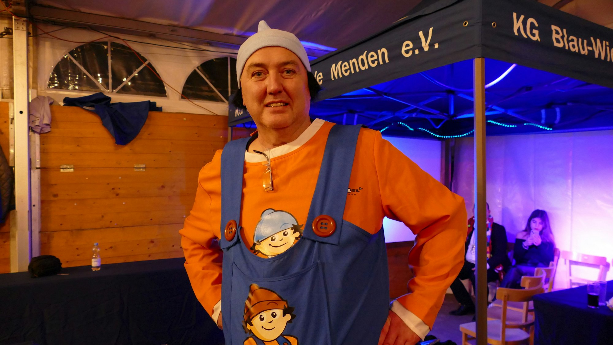 Ein Mann ist als Mainzelmännchen verkleidet.