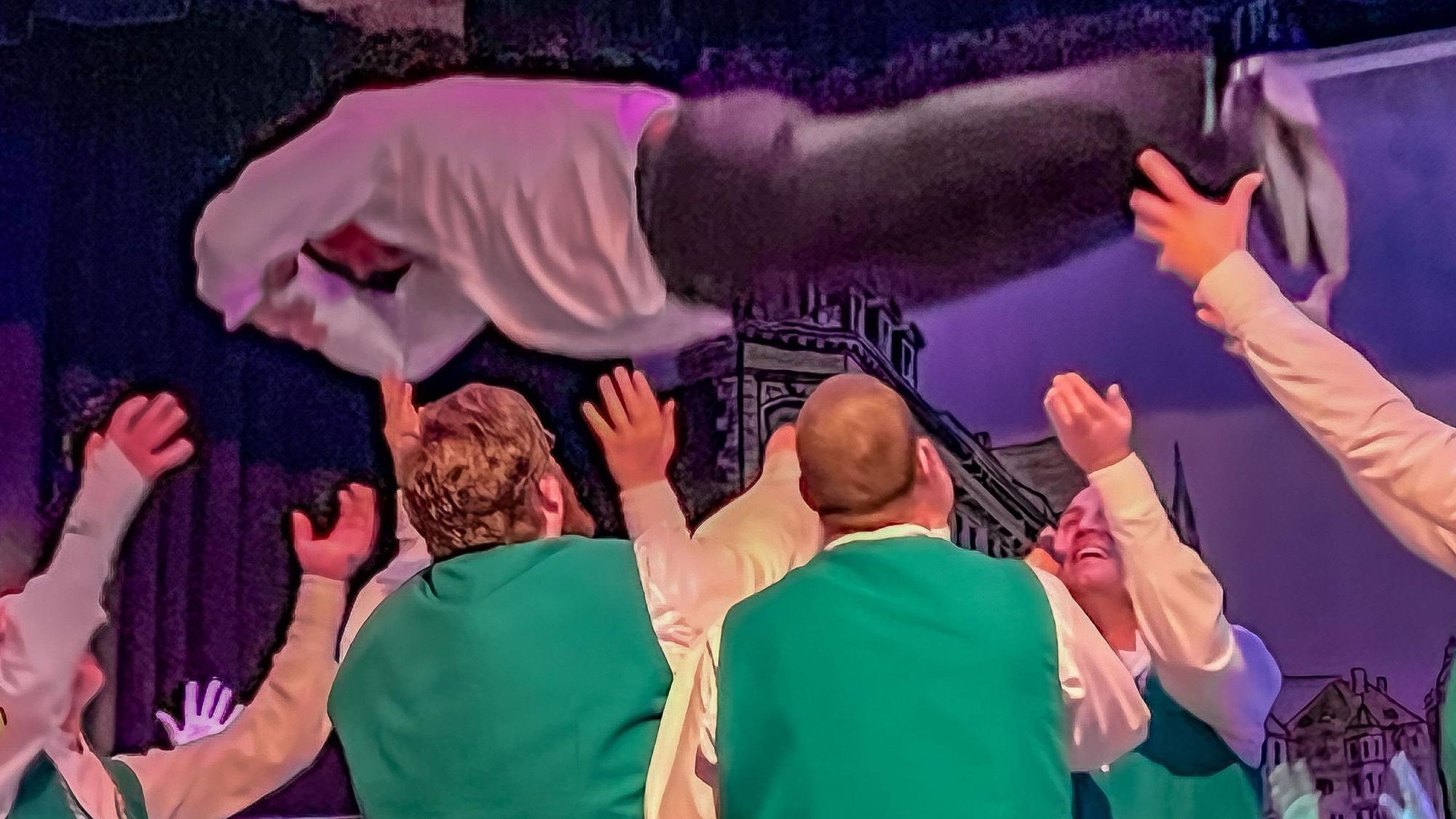 Das Tanzcorps griff sich kurzerhand auch Moderator Peter Rösgen für eine Flugeinlage.