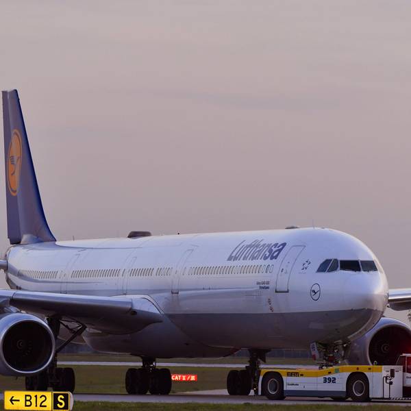 Ein Airbus A340 der Lufthansa wird auf dem Flughafen München von einem Fahrzeug gezogen. Mehrere Warnleuchten sind angeschaltet. (Symbolbild)