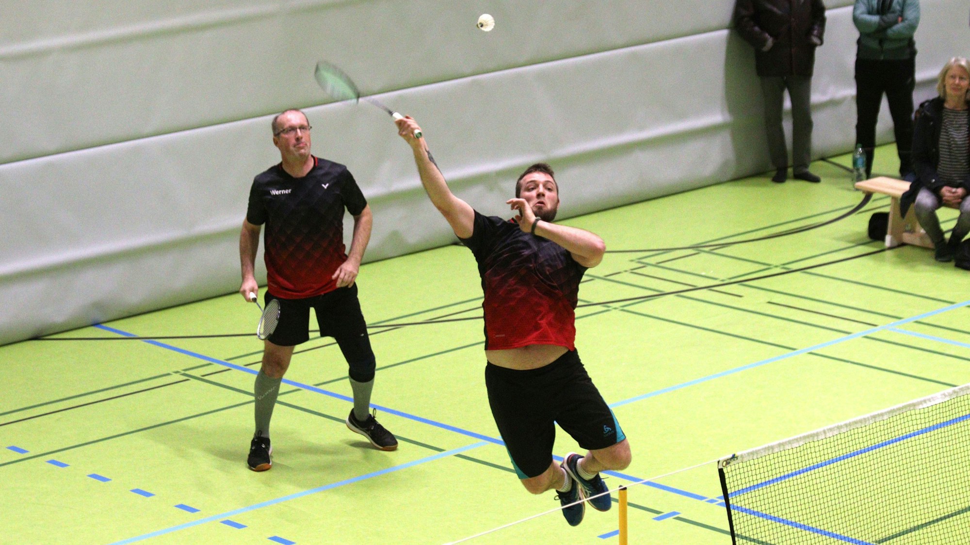 13.1.24
Der TV Kall holt überraschend ein Unentschieden gegen Badminton-Landesliga-Tabellenführer 1. CfB Köln.
Christopher Szymanski mit dem Schmetterball, dahinter Werner Klinkhammer.