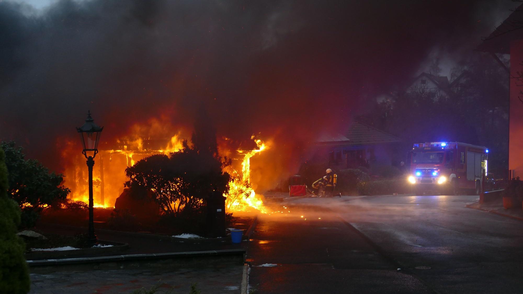 Ein Carport brennt lichterloh.