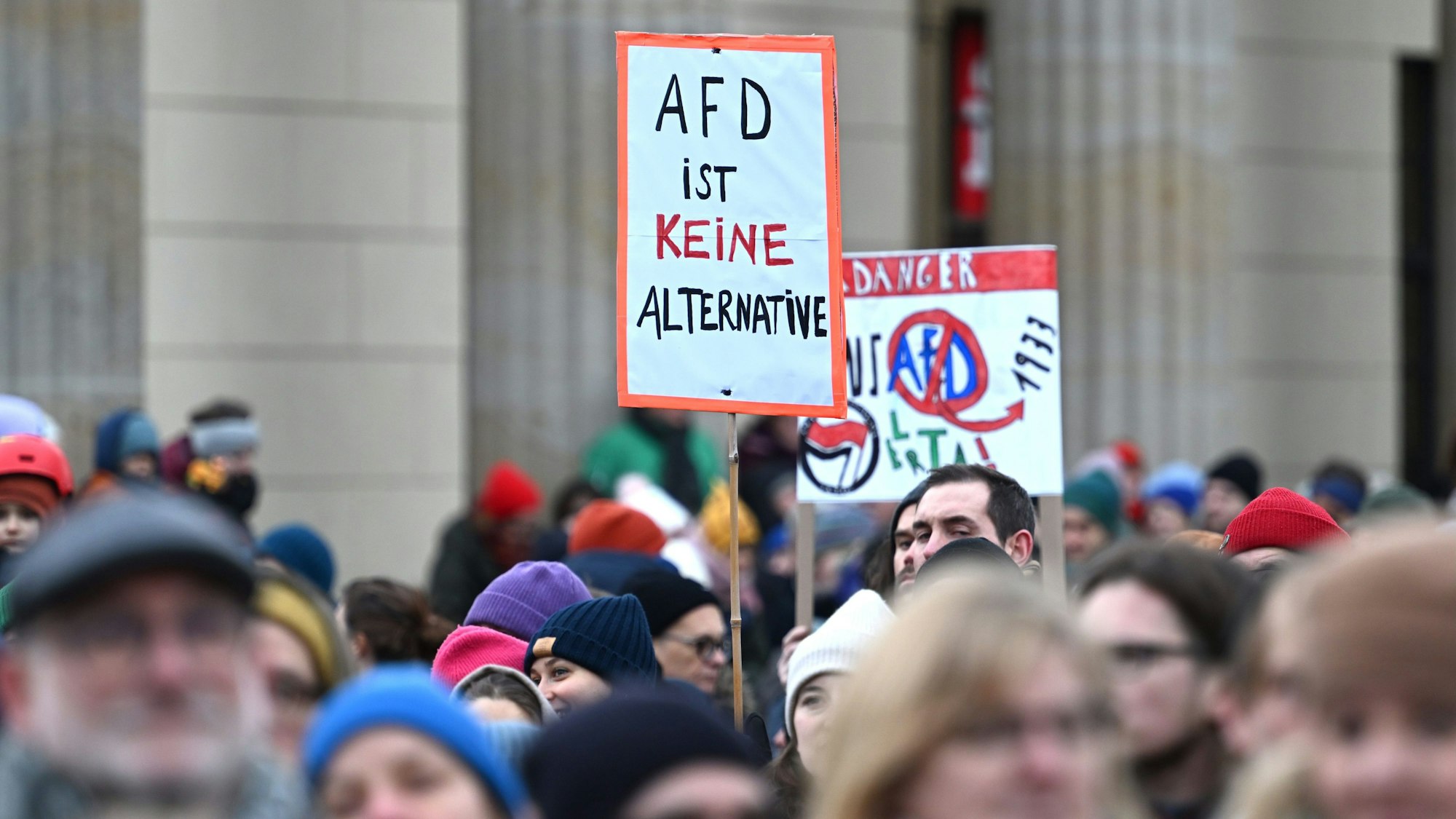 Teilnehmer einer Demonstration gegen Rechts haben sich am Brandenburger Tor versammelt.
