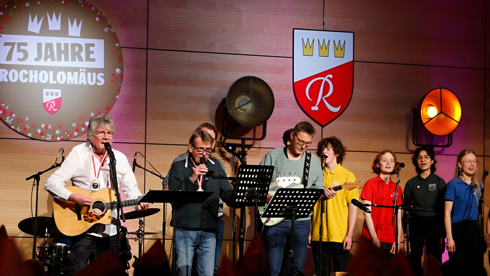 Alt-Bläck Fööss Bömmel Lückerath und Kafi Biermann mit dem Jugendchor St. Rochus.